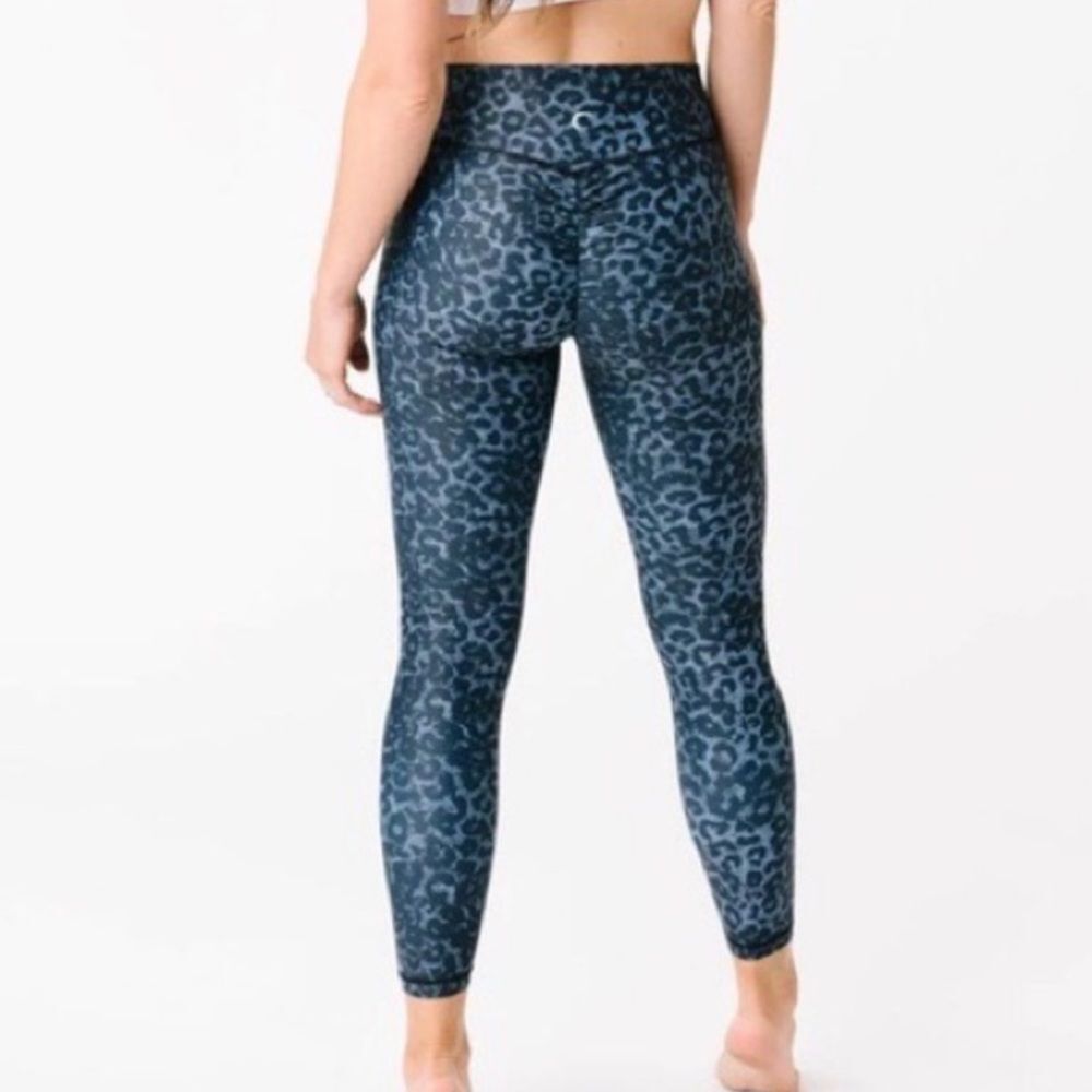 Zyia Stone Leopard Scrunchy Light & Luxe Leggings Size 2 Blue Workout Running